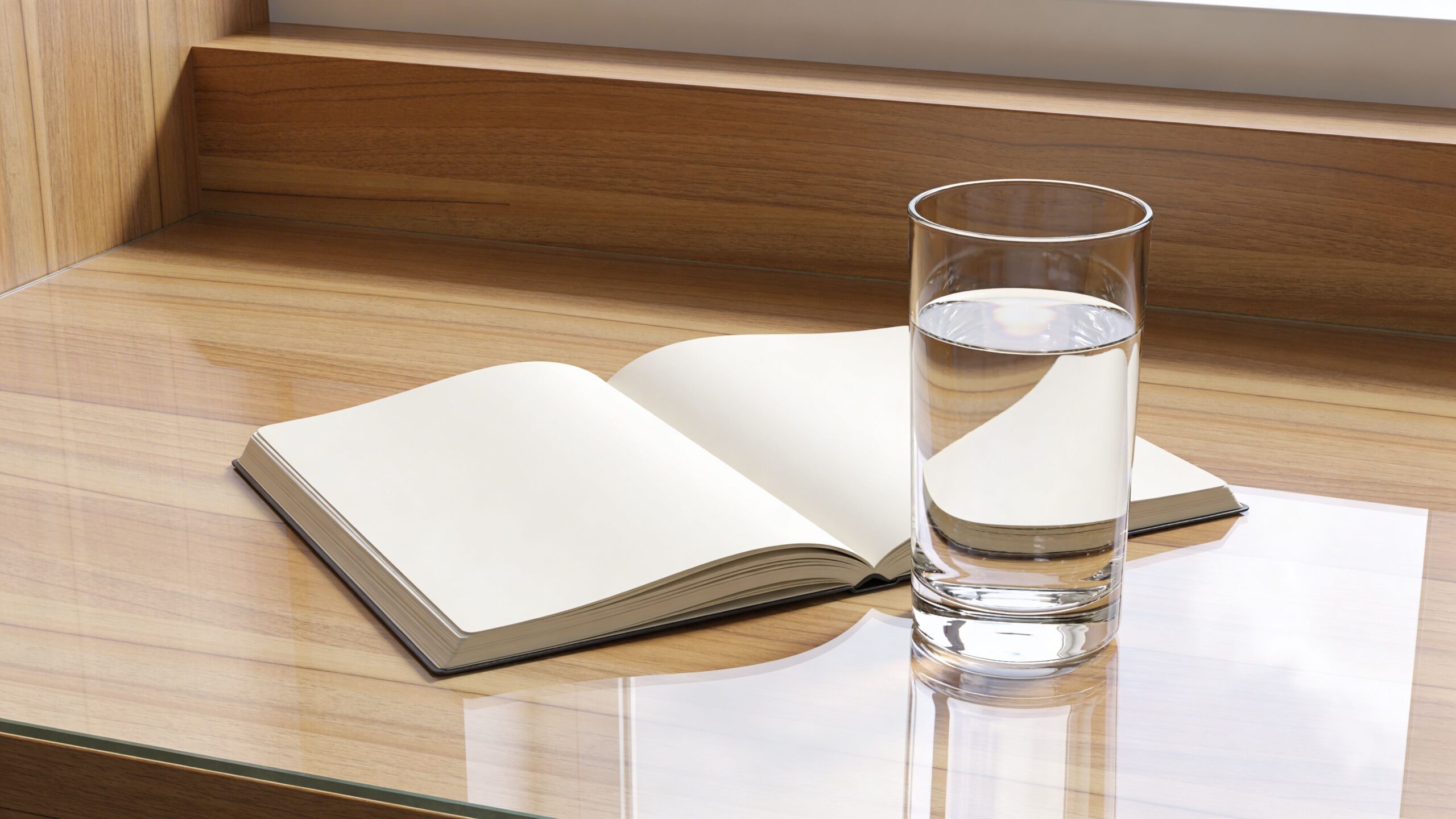 En åben notesbog og et glas vand placeret på et moderne træskrivebord med en ren overflade.