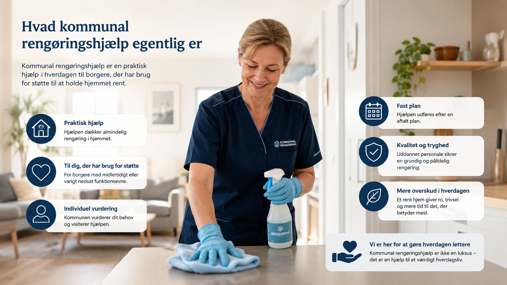 En smilende rengøringsassistent med blå handsker gør rent i et lyst hjem med fokus på kommunal rengøringshjælp.